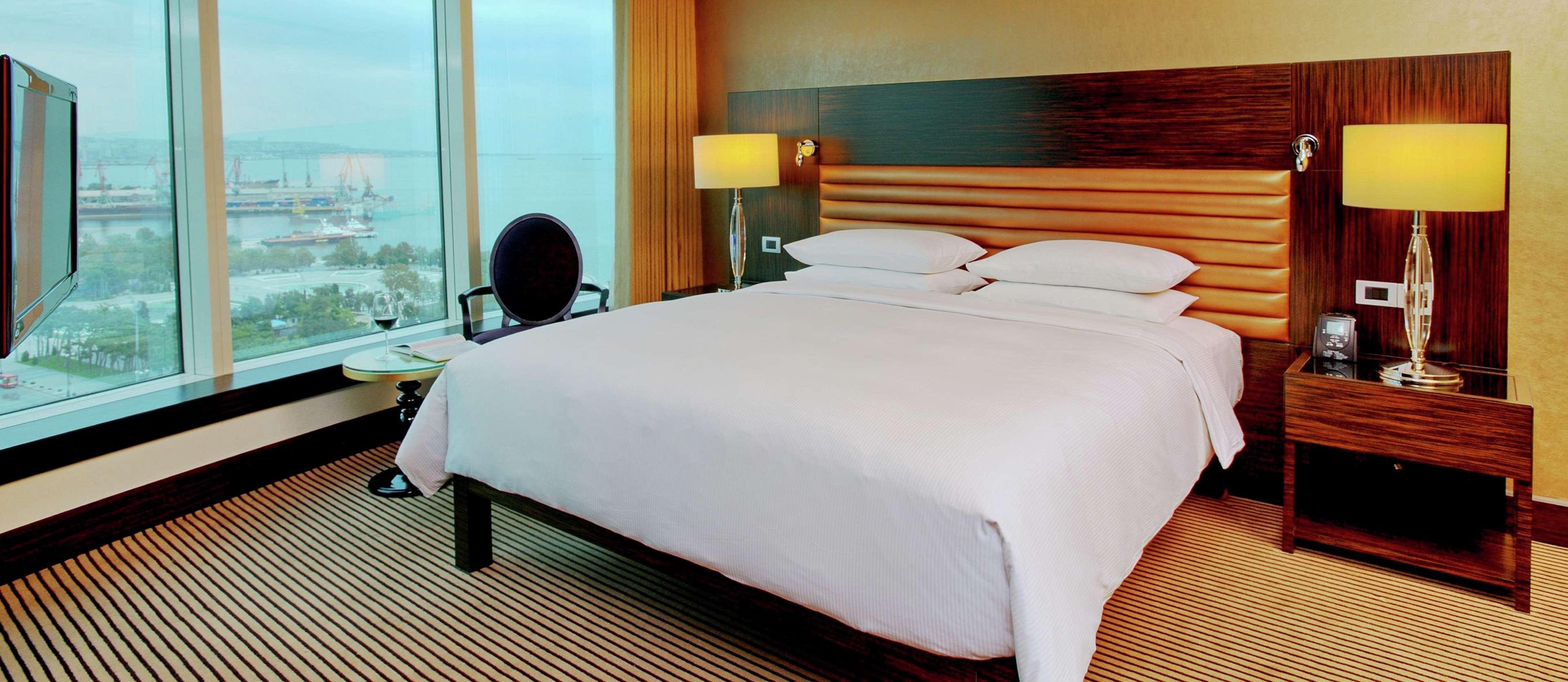 巴库希尔顿酒店 外观 照片 A guest room at the hotel